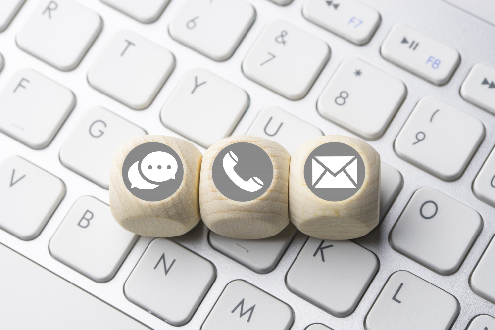 שני עמיתים במשרד מסתכלים על מסך של לפטופ בחיוך